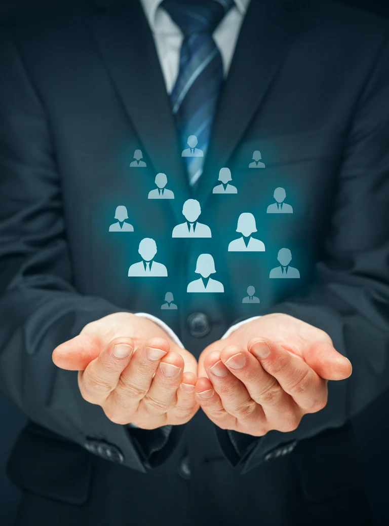 mężczyzna w garniturze z ikoną różnych ludzi